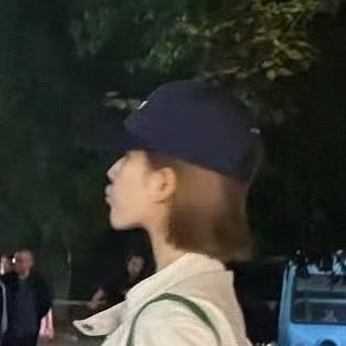 我来翻一下露儿的话：粉丝都离开西安了，只有露露还在原地伐开心要亲亲妈妈来了！ 赵