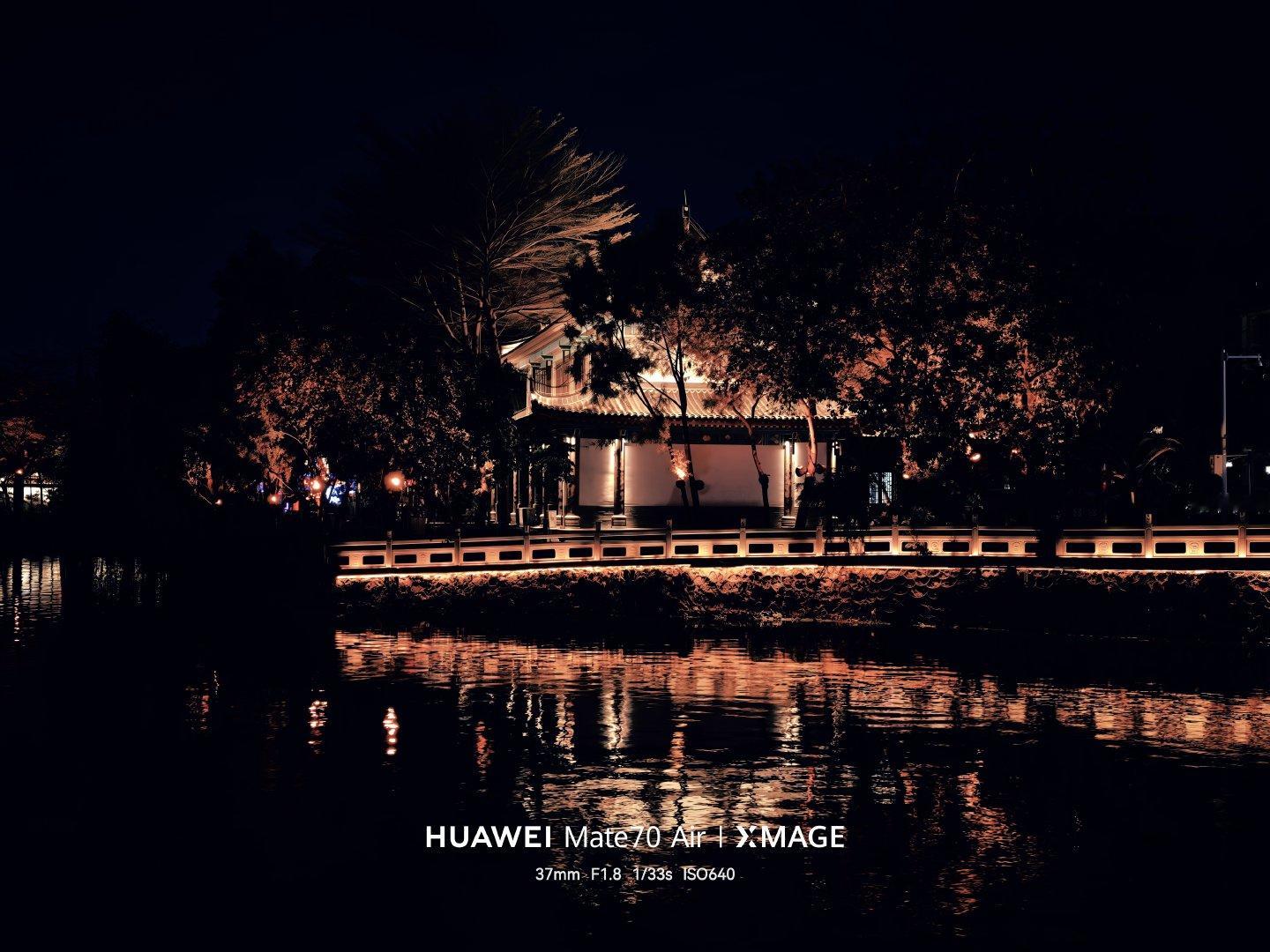 夏夜路过老城的飞檐古建，随手举华为mate70air 按下快门Xmage影像直接