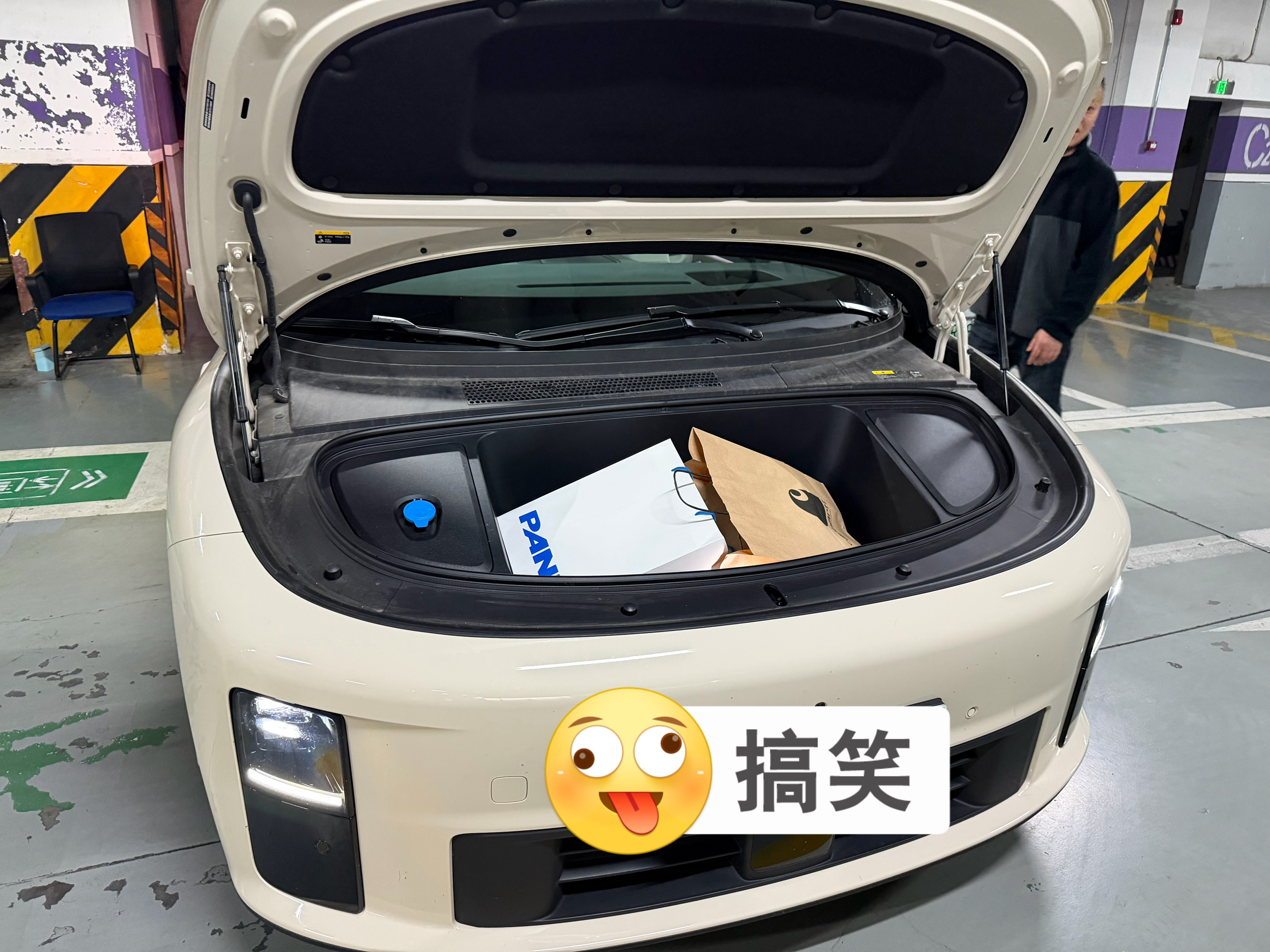 理想i6 的前备箱用来放购物后的衣服还是挺好的，不用走到后面去开后备箱要是有电动