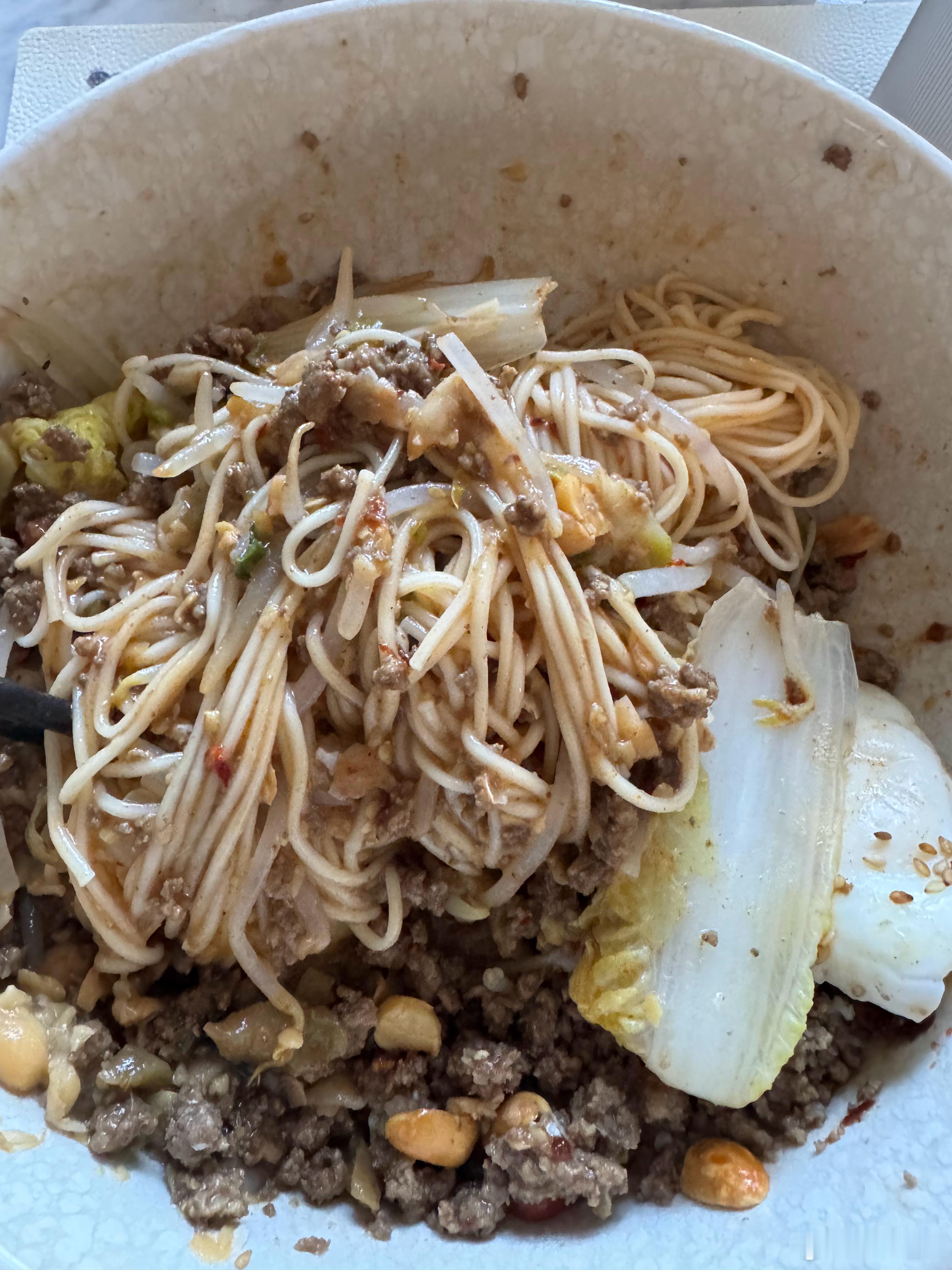 自制碗杂小面干溜，用超市的鹰嘴豆罐头替代豌豆主打方便。味道不错还低油低盐。哈哈哈