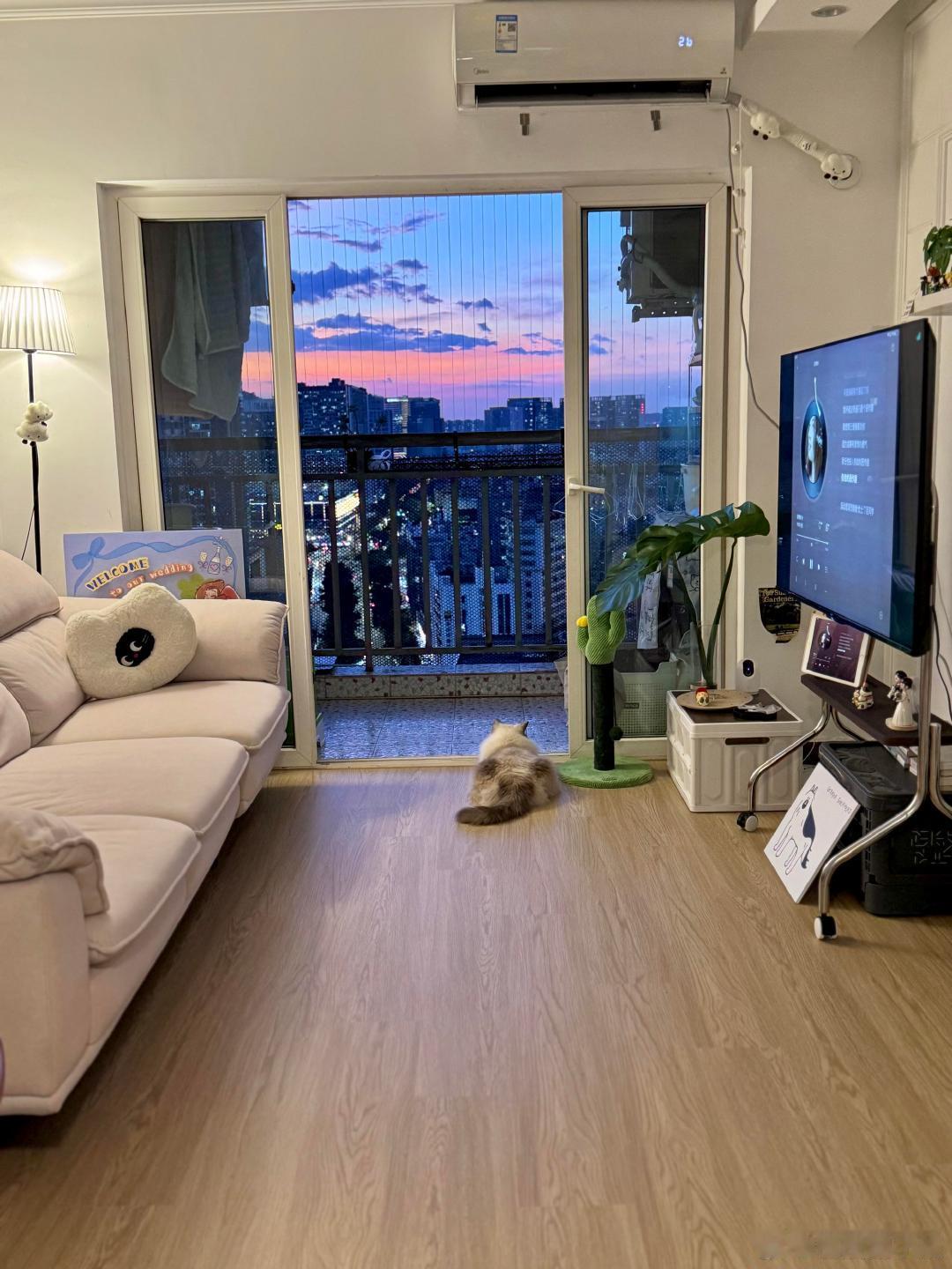 深漂三年搬了五次家，这次终于签了一年的合同。把墙刷成了最喜欢的奶黄色，原来给自己