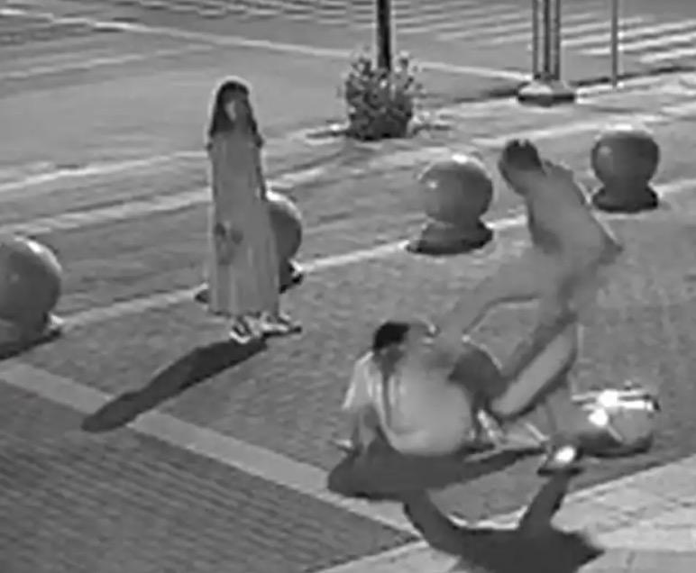 男子当街见义勇为却被起诉还获刑，这以后谁还敢多管闲事？
这事发生在山东聊城，24