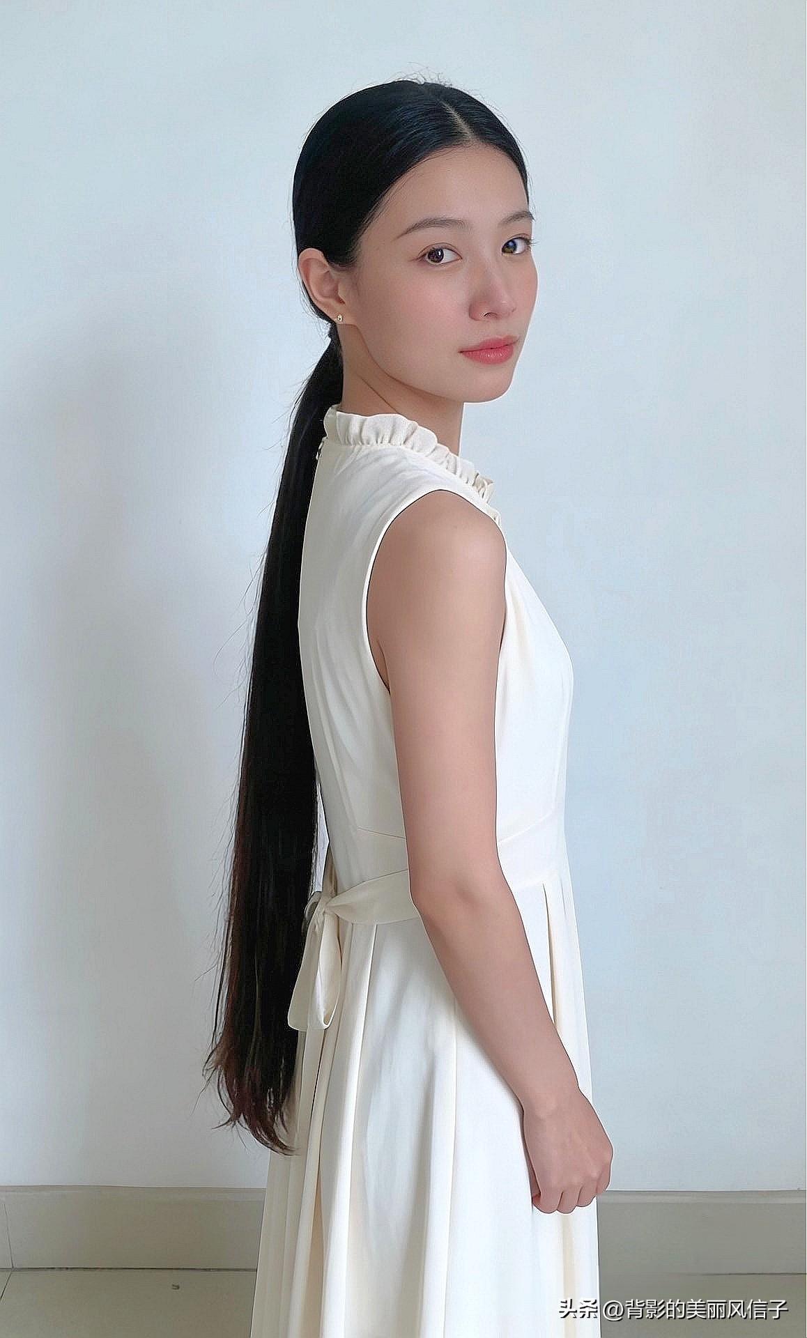 简约优雅，气质白裙，清新自然，尽显魅力。