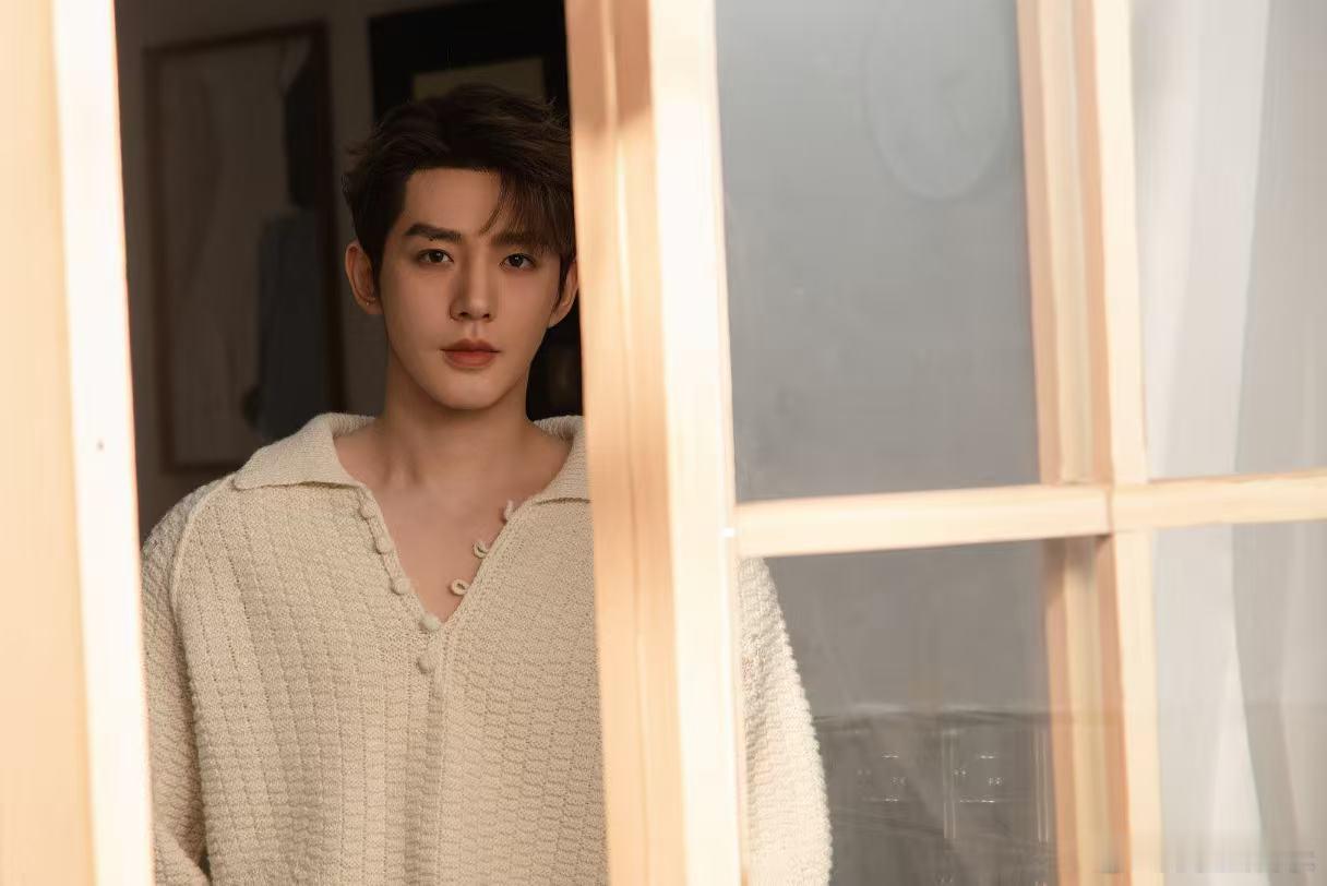 邓为纯白look邓为的治愈时刻 邓为的治愈时刻，纯白look居家男友风拉满，温柔