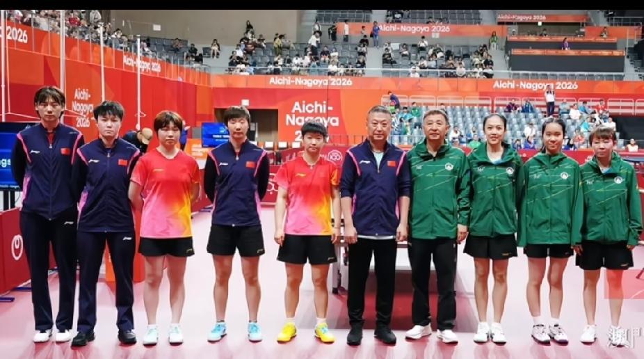 女团大合照，一眼就看到莎莎📸
 
名古屋亚运会，中国队和中国澳门队的女团赛前大