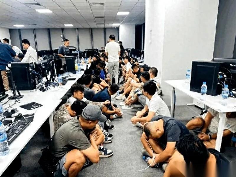 下午四点，金边。

荷枪实弹的警察冲进一栋34层的大楼。
抓了80个搞电信诈骗的