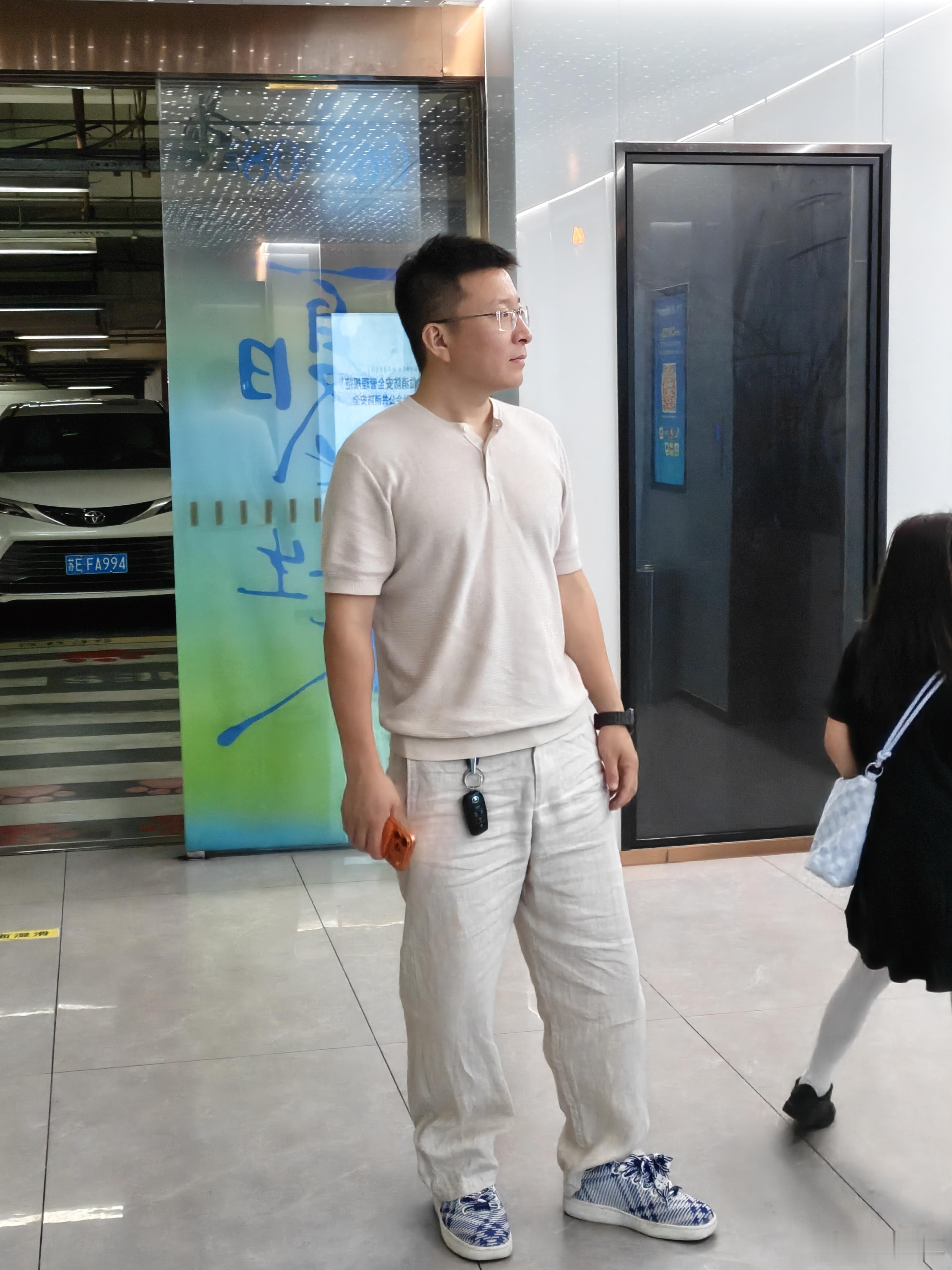 我媳妇给我买的新衣服配上我在苏州的座驾怎么样？ 苏州·金鸡湖