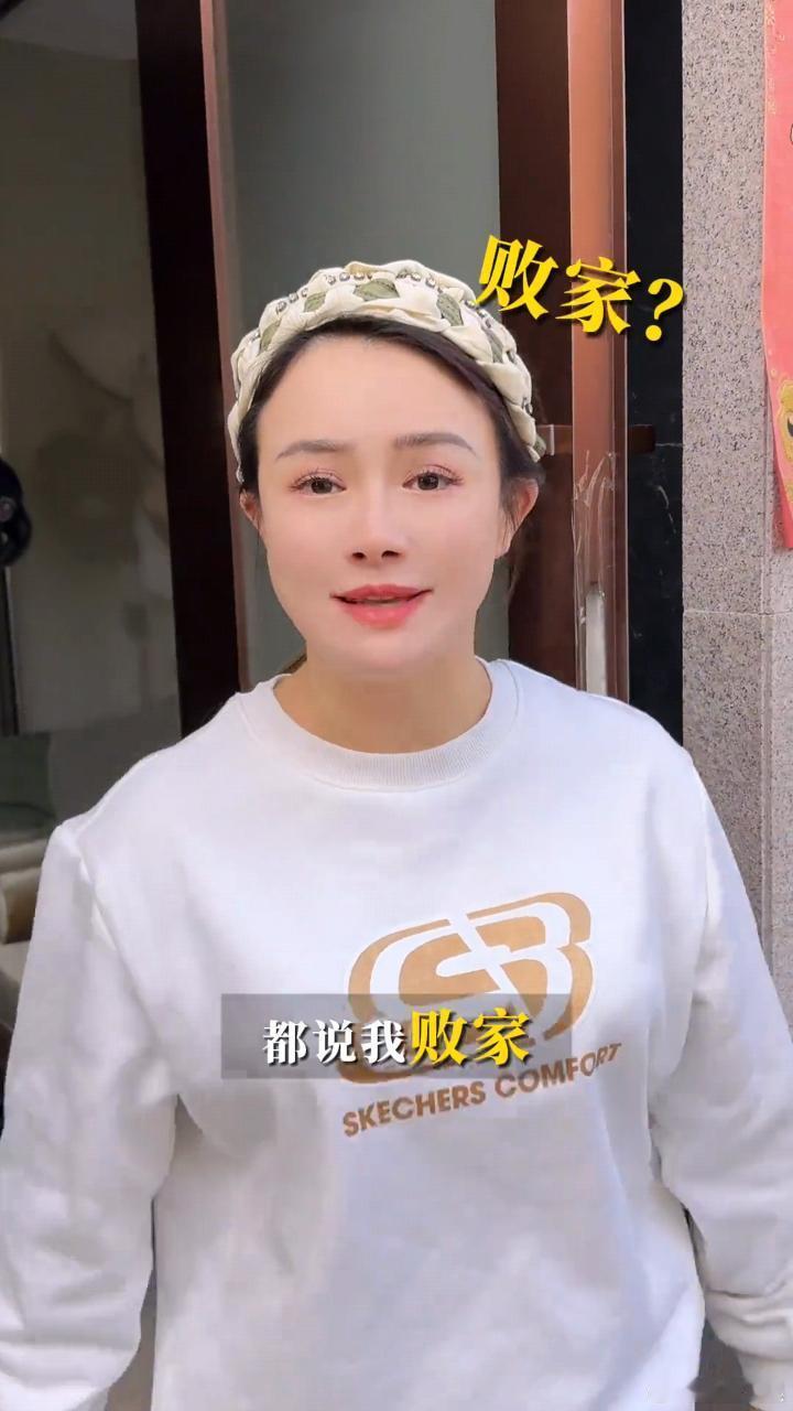 邹明轩为妈妈冉莹颖发声  邹明轩为冉莹颖发声  冉莹颖卖包还债否认败家，儿子现身