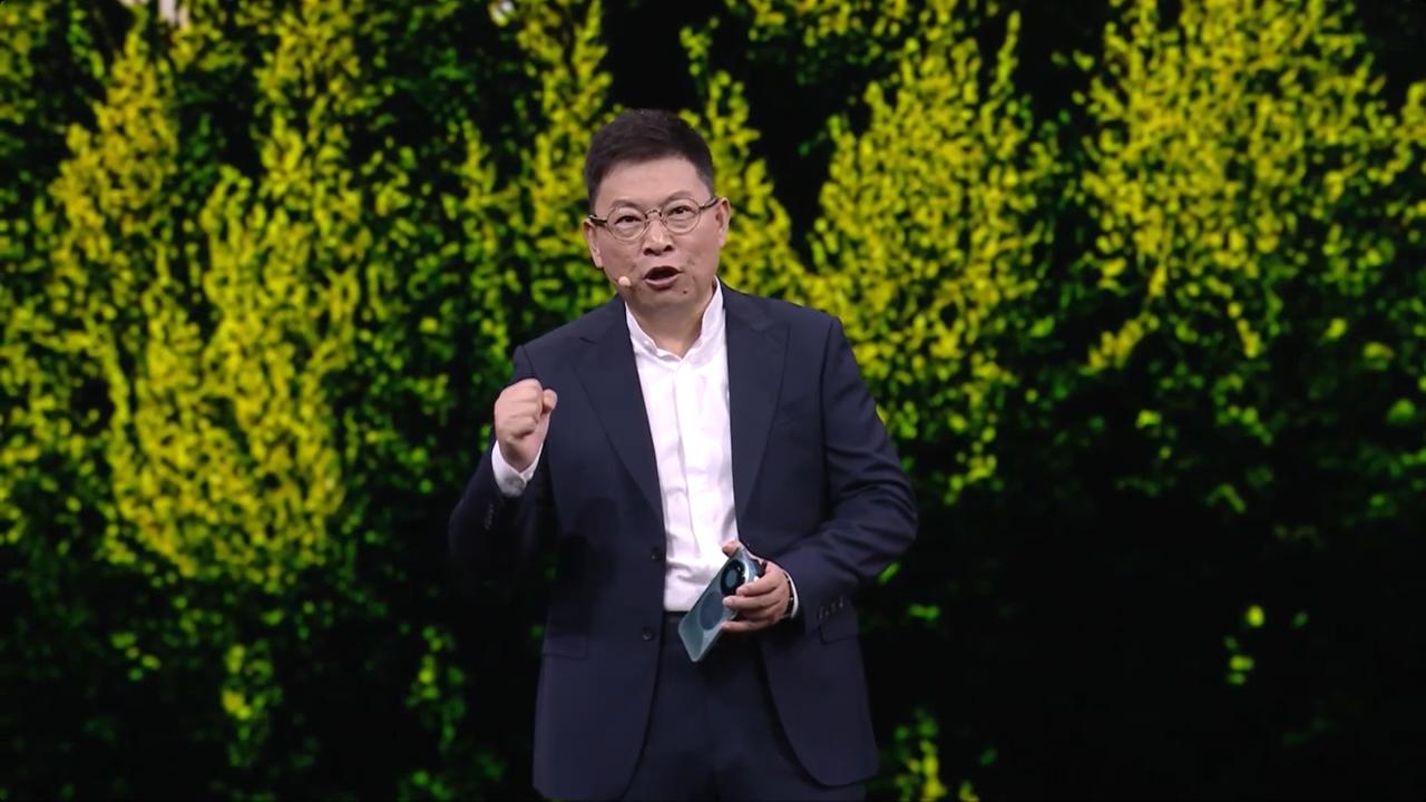 余承东：友商的Pro Max只是电池和屏幕加大，但Mate的Pro Max是全方