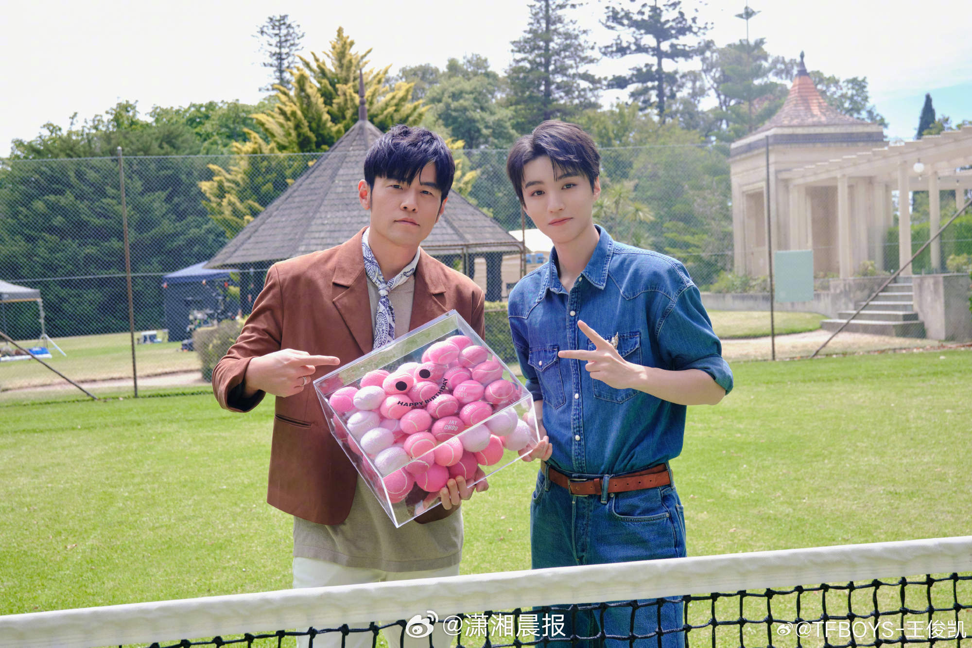 【#王俊凯再晒与周杰伦合照#】2月13日，再晒与周杰伦合照，并配文：“没想到吧，