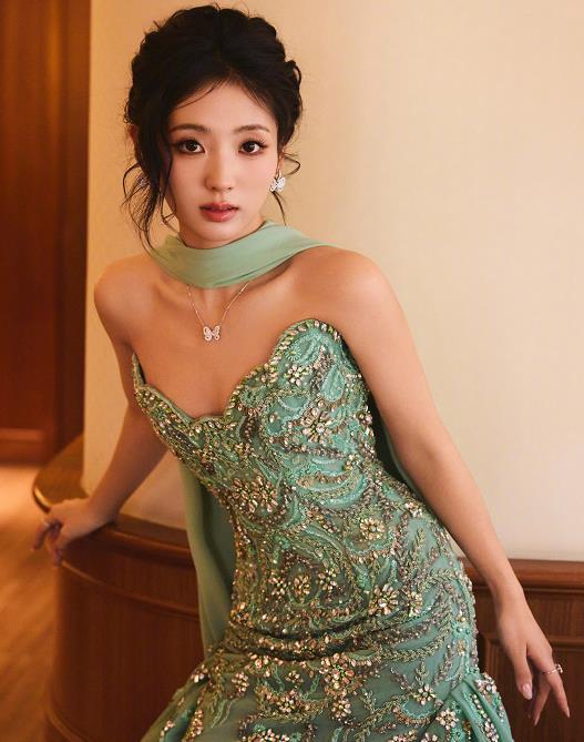 邢菲徐方舟恋情 邢菲获奖后，有网友拍到姐姐连夜去了演员徐方舟家过夜，第二天二人又