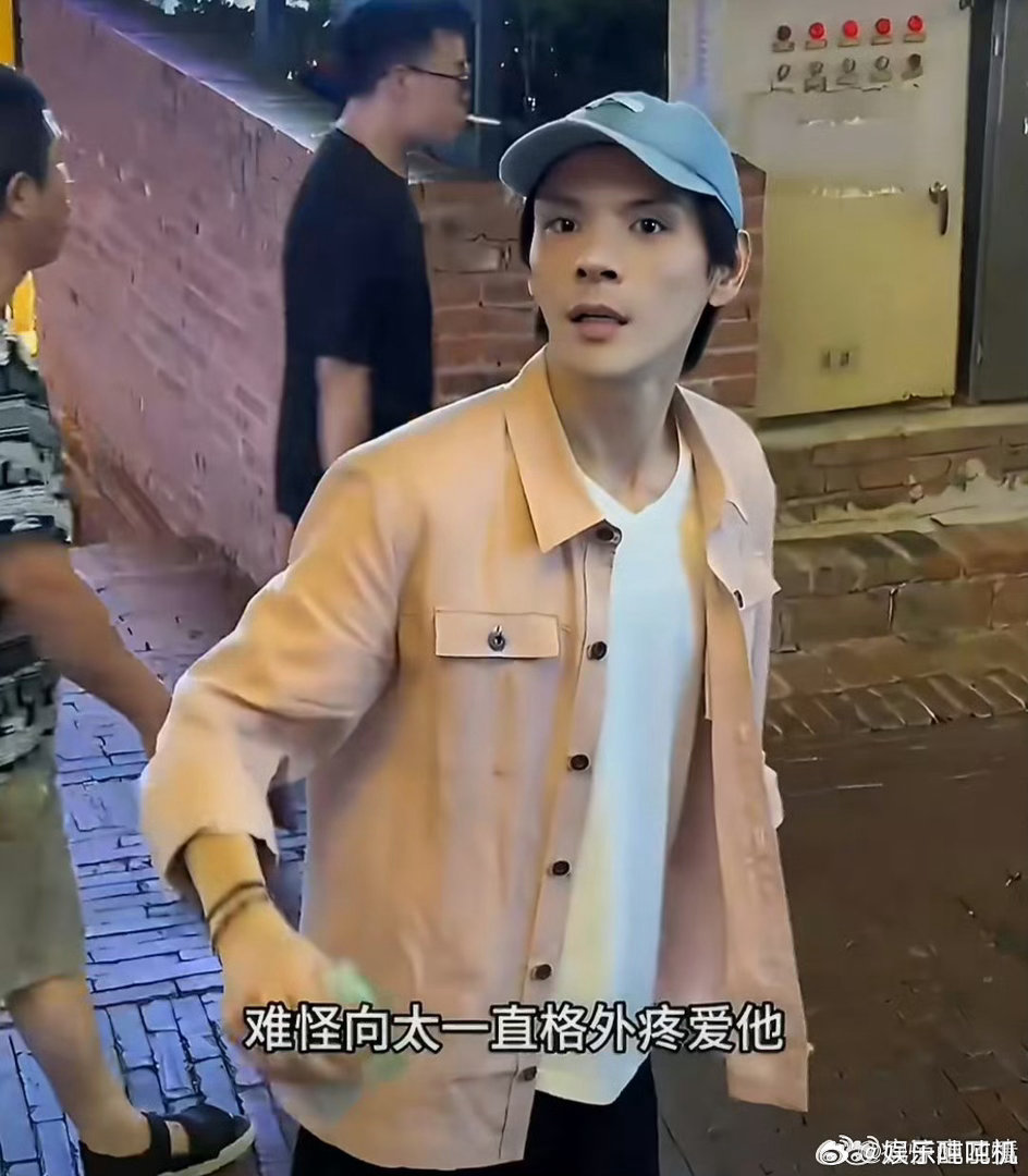 向佐一家现身珠海78岁向华强走在轮椅边时刻留意向太动向，向佐全程抱着黏人的女儿，
