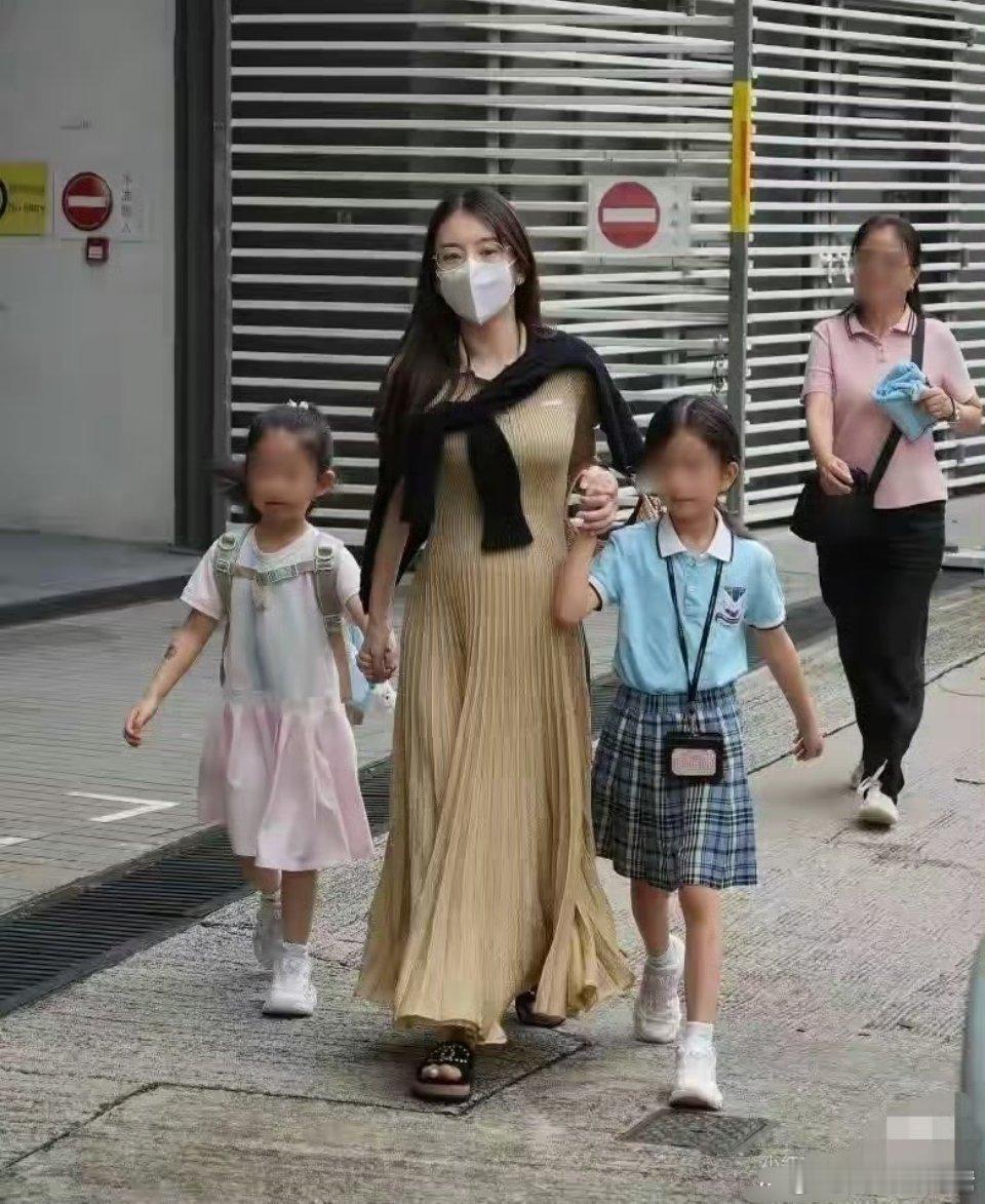 方媛挺孕肚打车送女儿上学郭富城那么有钱，让老婆挺着大肚子打车送女儿上学？平常老百