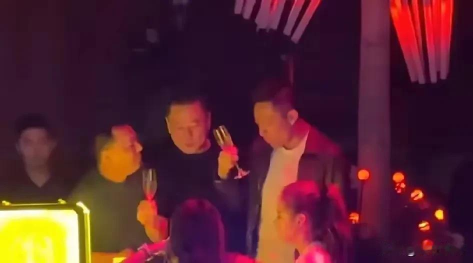 老公去KTV
老婆一起去

这样的连婴体
真的啥也不怕

汪憨憨带马筱梅去KTV