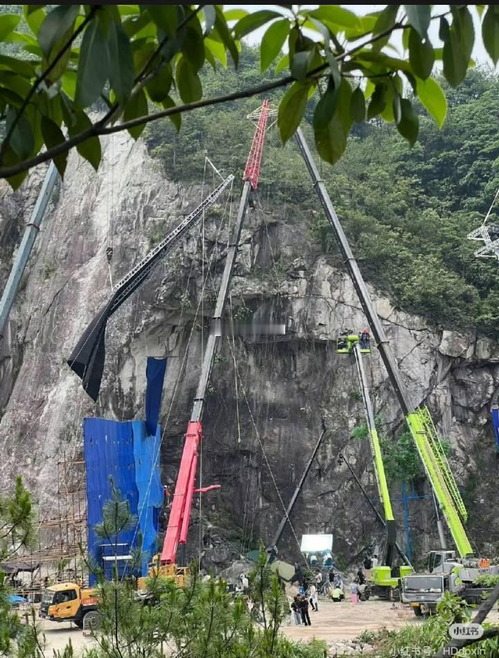 咸鱼飞升三四十米实景悬崖拍摄啊，有点吓yin不过王鹤棣代拍生图是真的扛打 ​​​