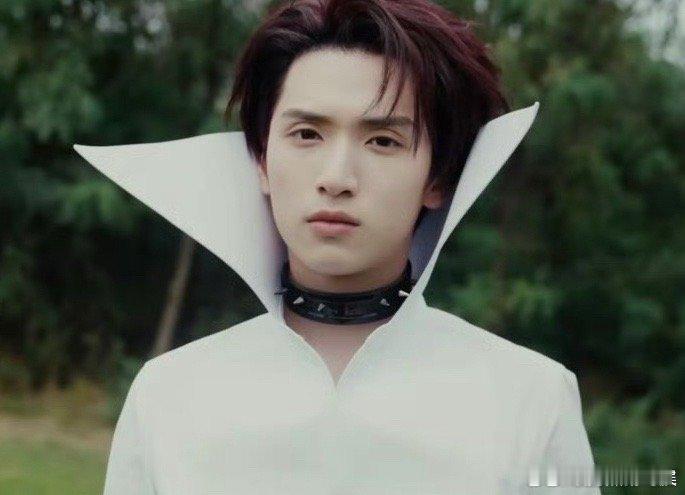 造型师出来挨打，刘耀文跟严浩翔这个造型太好笑了，粉丝真的能闭眼夸吗？刘耀文别再举