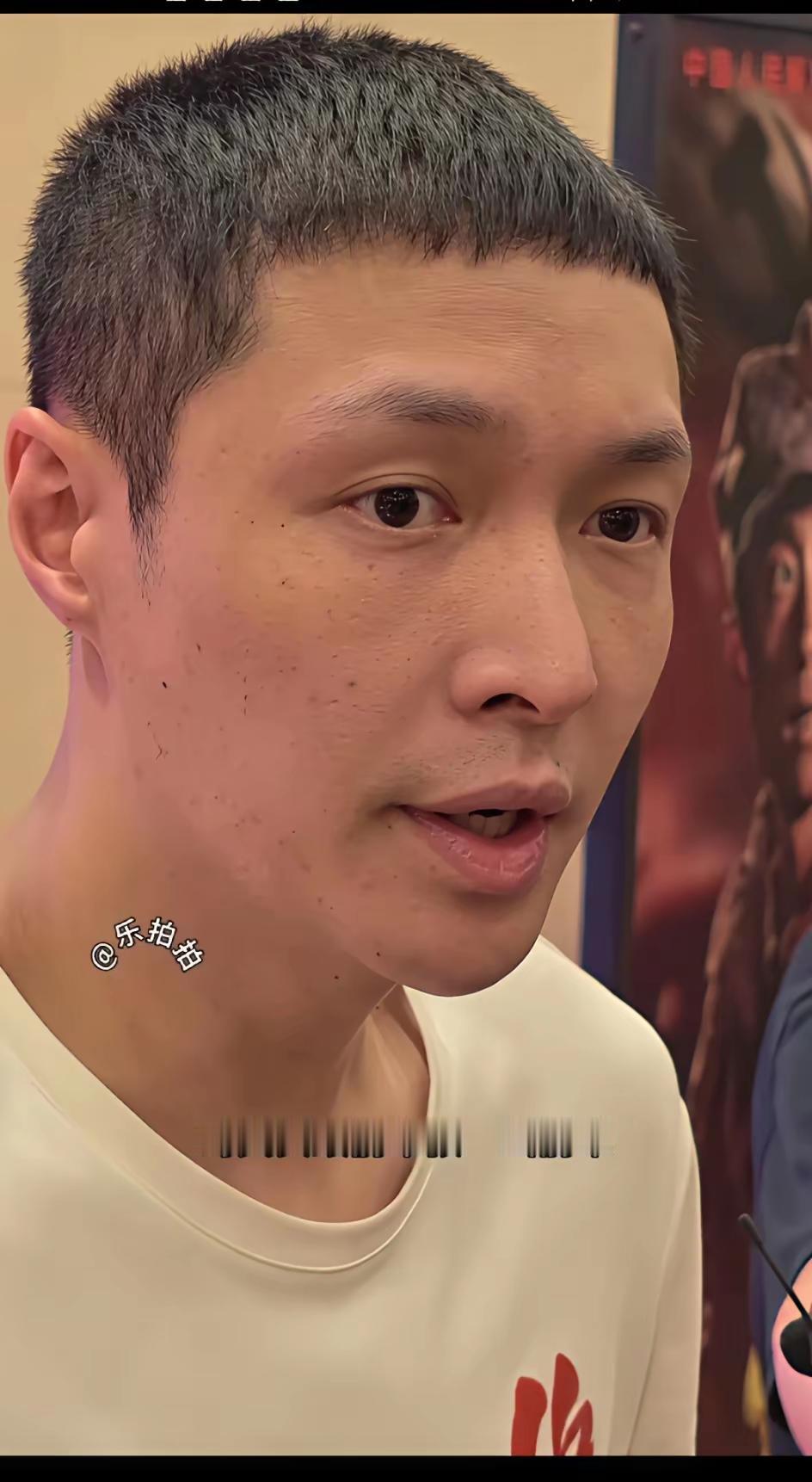 油头粉面的男艺人看太多了，张艺兴这样素颜给人感觉挺好的。[奸笑]