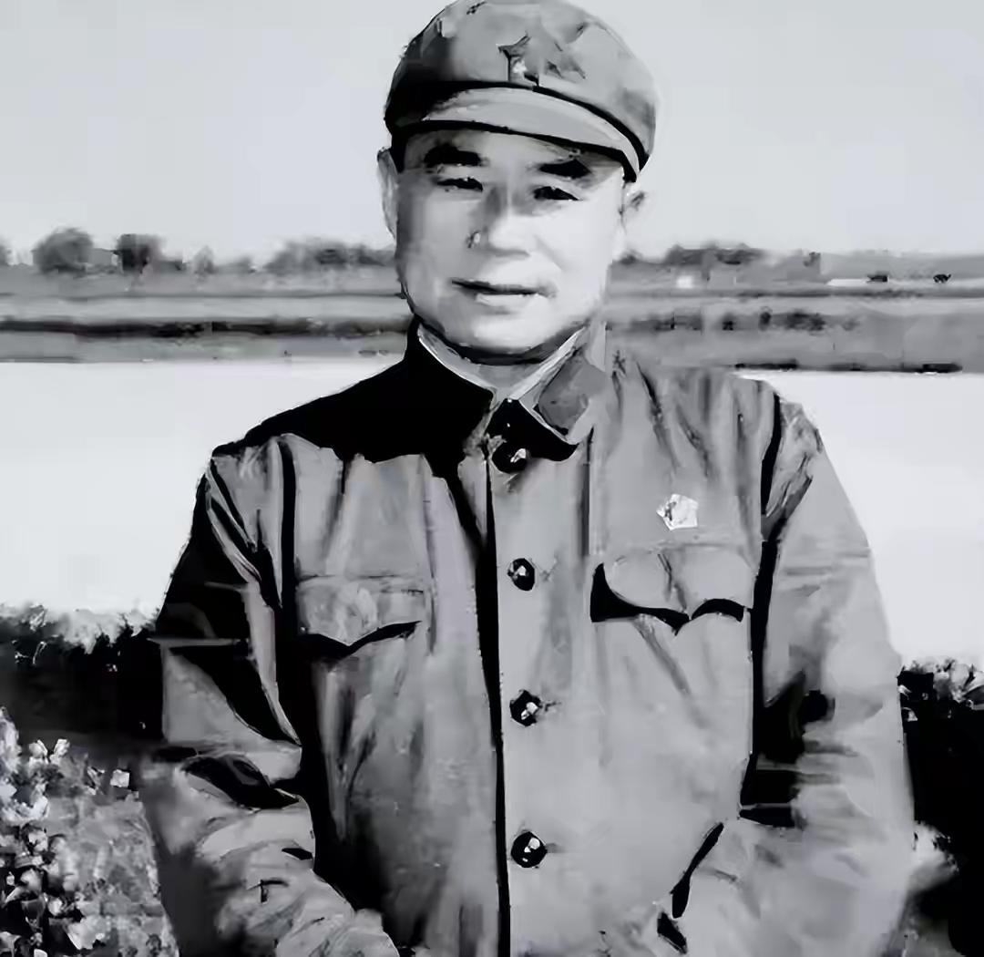 1978年王近山病逝后，前妻悄悄到墓前祭拜：死了我总能来见你了吧

八宝山的松柏