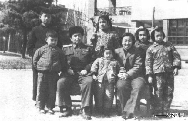 一九五五年，许世友和田普及全家合影。