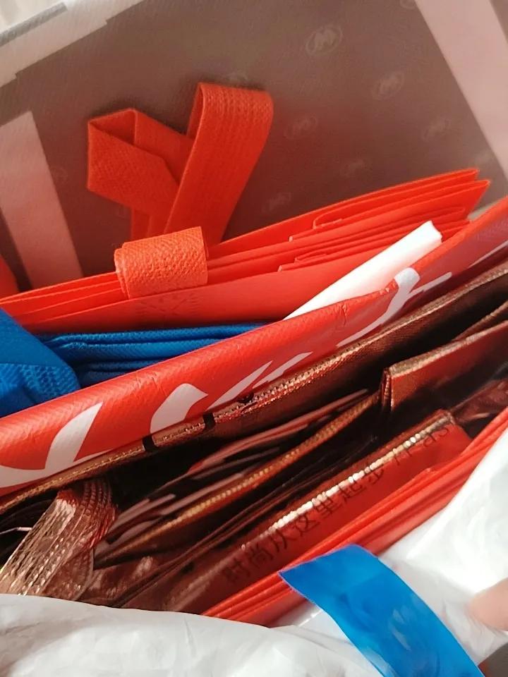 你们喜欢收集购物袋吗？

今天整理抽屉时，我才惊觉自己竟攒下了这么多购物袋。当初