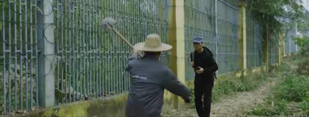 最近“村民用铁锹拦下外逃间谍”的事儿火了。在边境地区，村民老谢田间劳作时，发现一