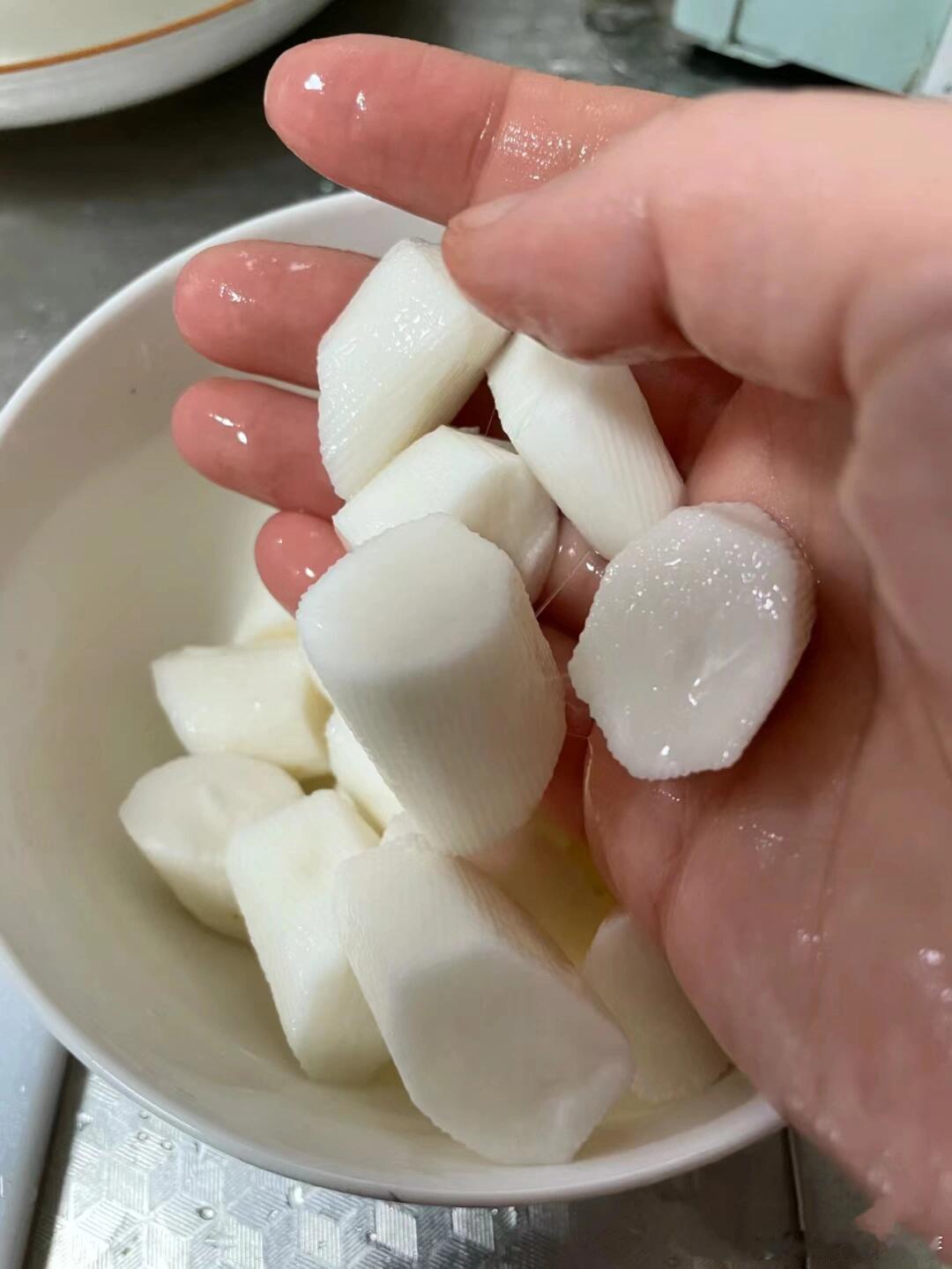 山药去皮不再痒，妙招速收藏！ 削山药皮时，不少人会因皮肤过敏而手痒。这是因为山药
