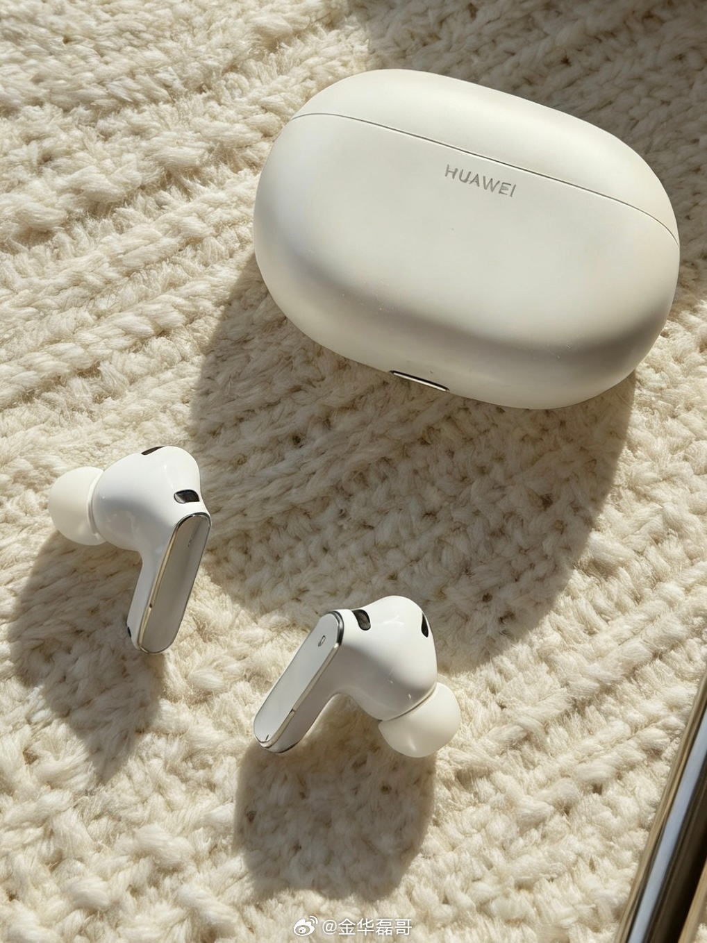 你听过最离谱的空耳全国爱耳日提醒我们，别让听力悄悄受损。日常戴耳机更要护耳，华为