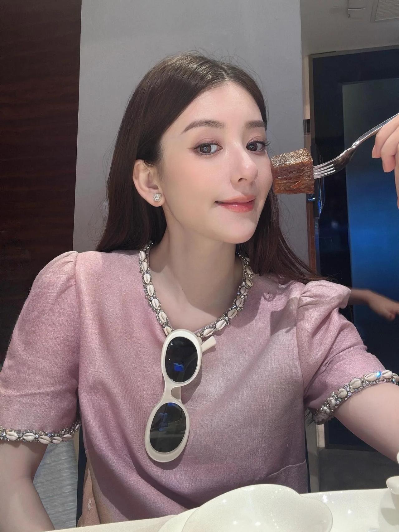 郭富城真的把方媛宠到没边了


感觉郭富城自从和方媛结婚后真的变了很多，没结婚前