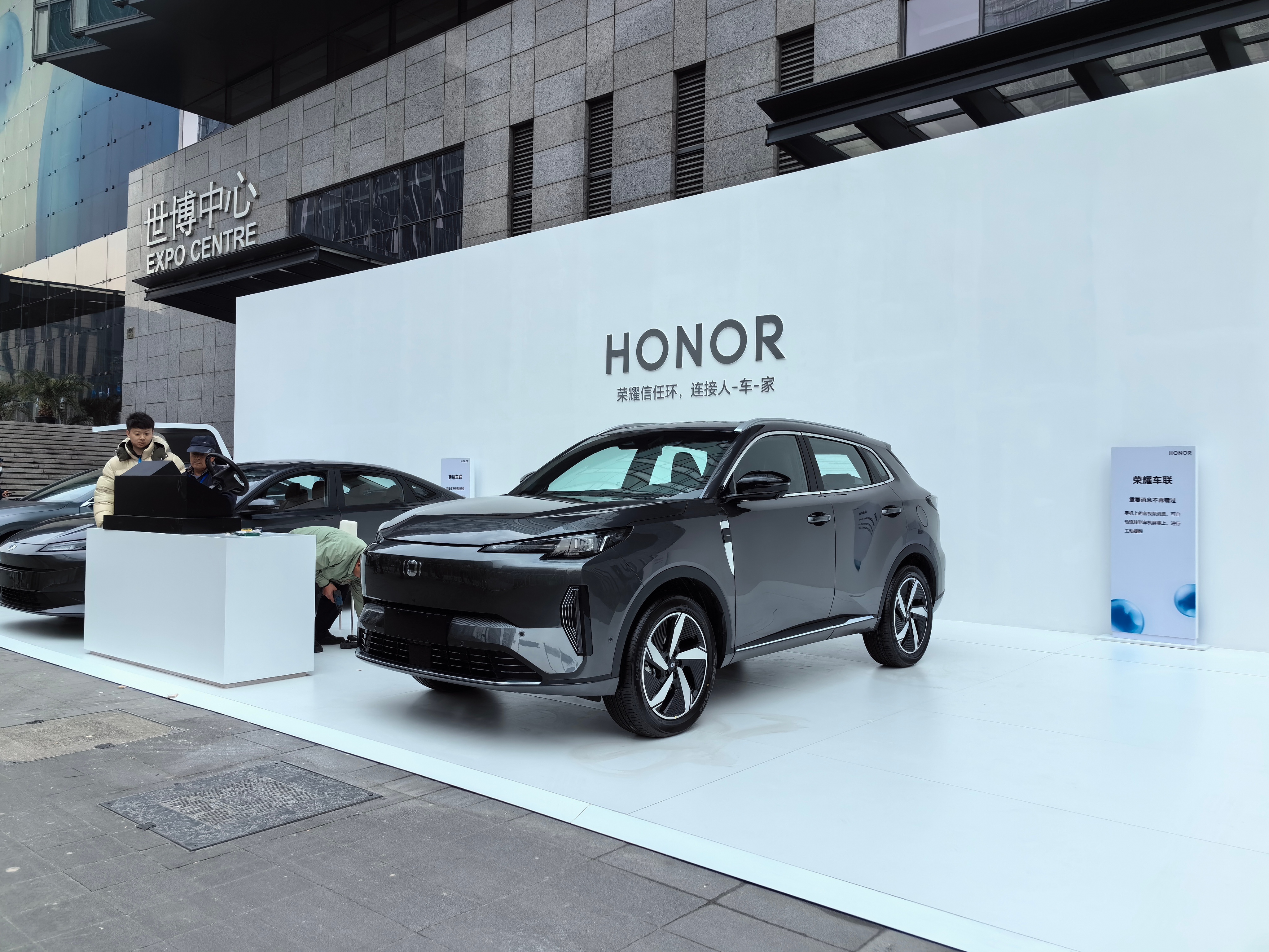 “荣耀造车了？”[笑cry]来上海了，参加荣耀MagicOS 8.0发布会，会场