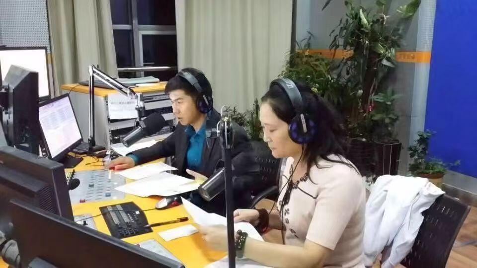 新疆一护边员沙漠巡逻遇沙尘暴迷失方向，沙丘后发现一群野骆驼，走近才知幼驼被枯枝缠