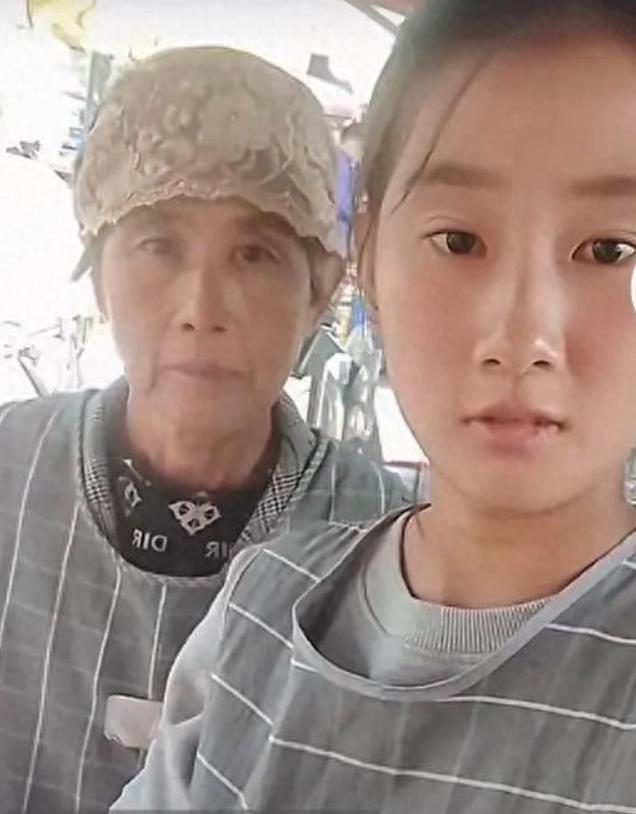 “19岁女孩3点起床赶集帮妈妈卖烤牌”走红：希望多挣钱。
 
懂事的孩子，知道帮