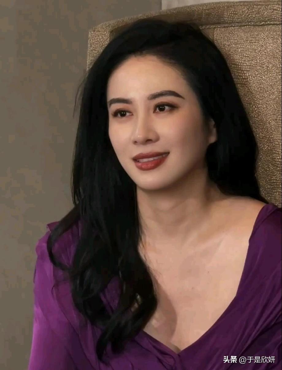 🔥44岁叶璇近照杀疯了！紫色深V裙美到犯规，这状态哪像快50？
 
叶璇这组采