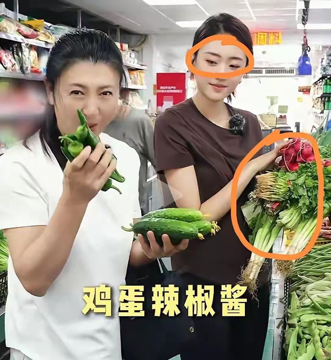 闫学晶菜市场买菜视频曝光，儿媳妇抱满菜，表情无奈。
网友瞬间炸锅：这婆婆也太强势