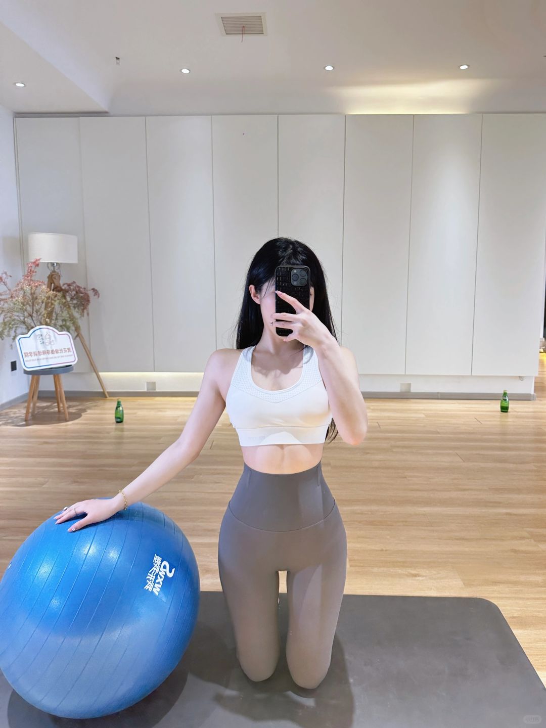 今天是瑜伽服女孩