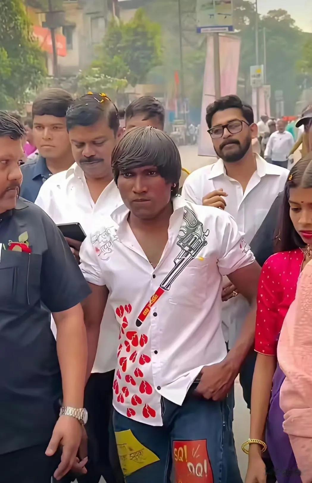 不得不佩服印度人的审美，真有个性，我心中直接是无语，就这还是印度最帅先生？

此