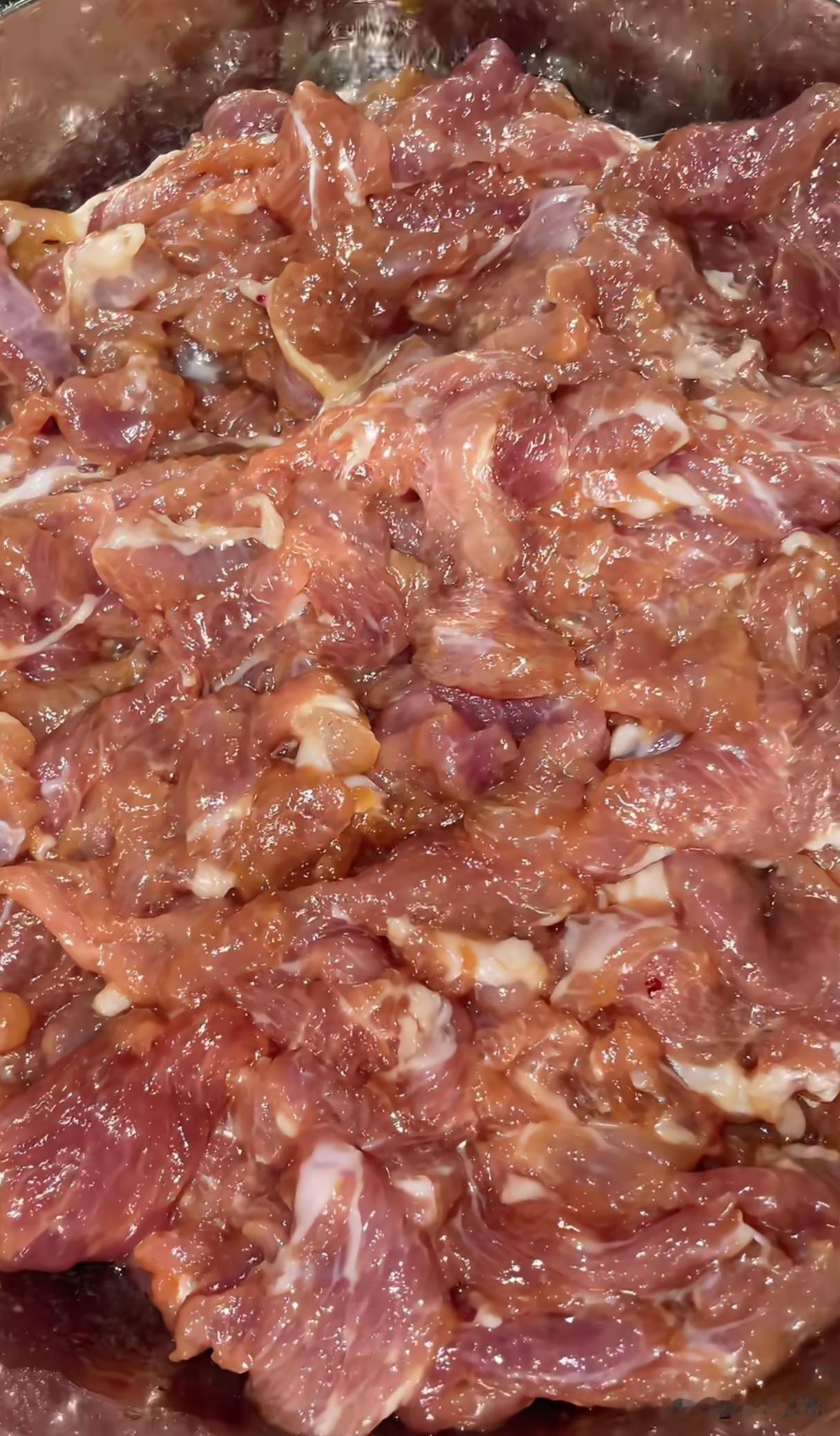 万能腌肉黄金公式！猪肉牛肉鸡肉通用，鲜嫩多汁不发柴，比饭店还香
 
很多人在家炒