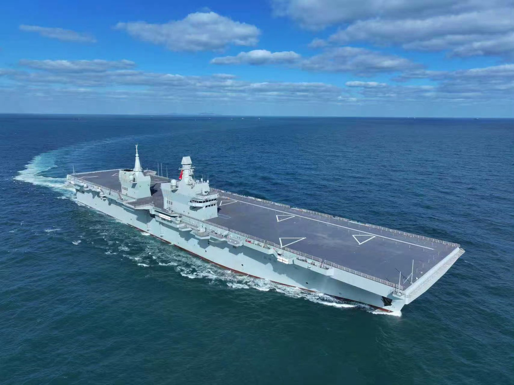 这种特别方方正正的船啊，有一种航母都替代不了的独特美感，从075开始就发现两攻特