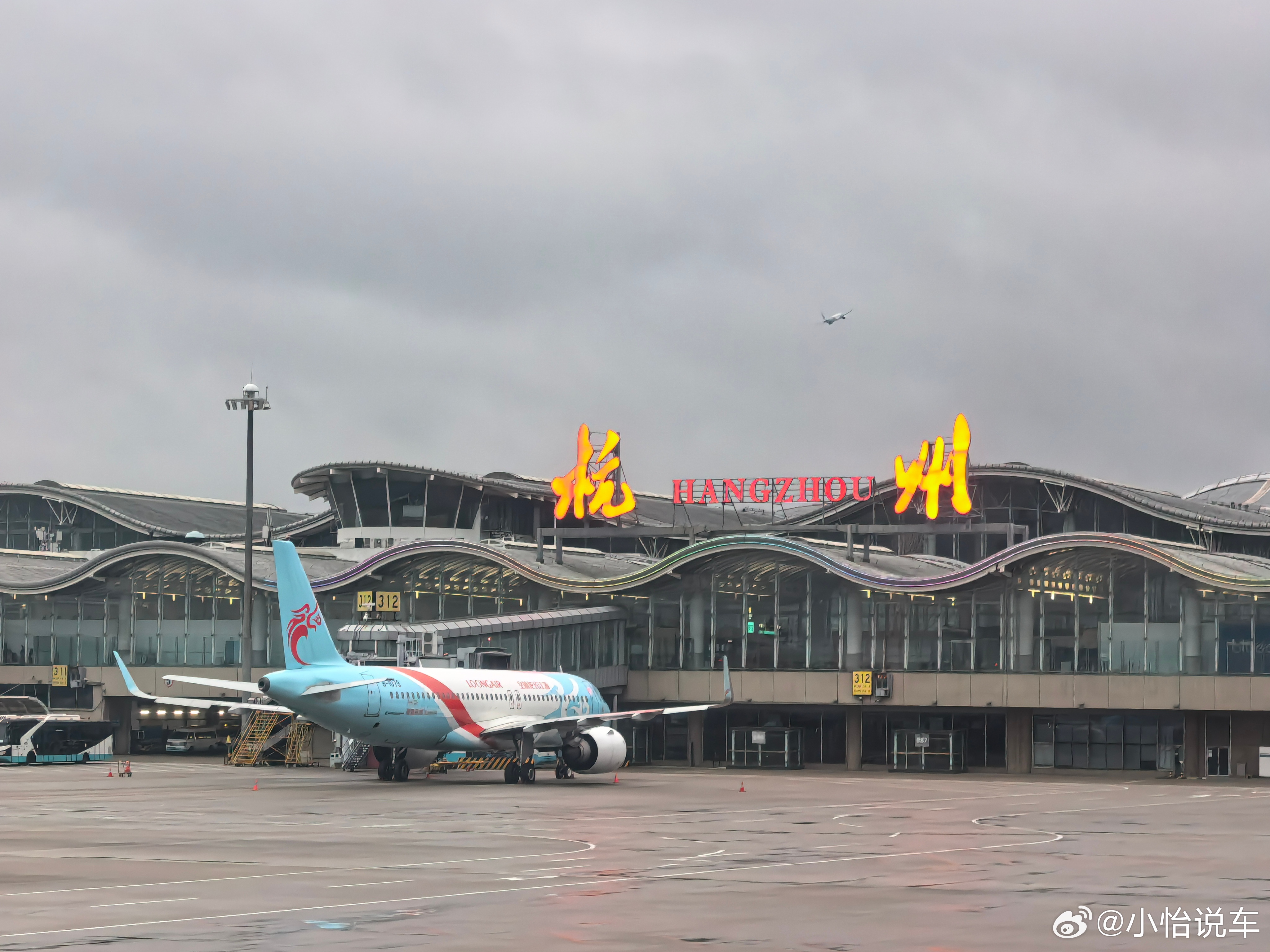 今天的头发真的洗的超级无敌蓬松走起路来都飘飘的为了洗这个头发我 4 点就起床了现