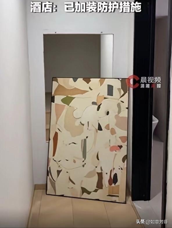 湖北武汉，一女子凌晨入住一家酒店，意外发现一幅装饰画后面的墙壁是空心的，取下画一