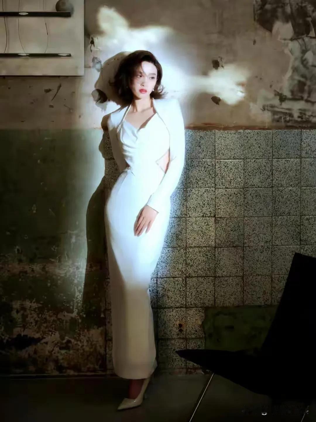 唐艺昕 蜜桃姐姐，白色抹胸裙勾勒曼妙身姿，温柔又撩人！