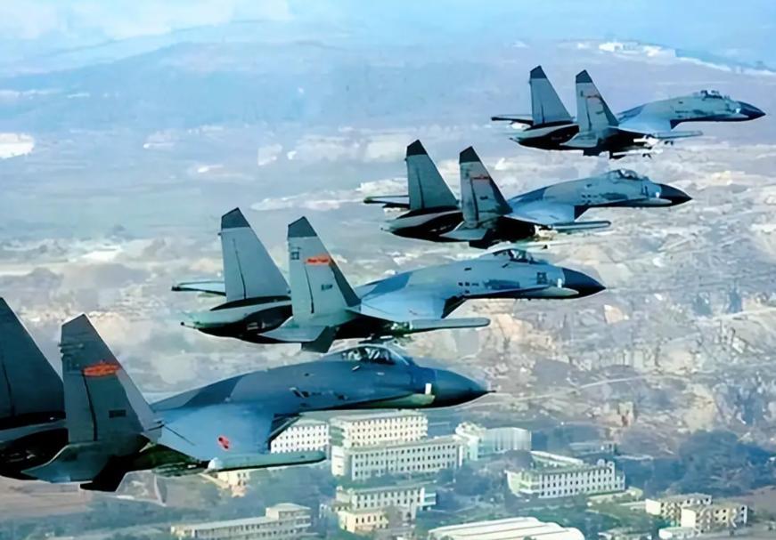 歼 16 集群编队，划过巴基斯坦天空，飞入红海、霍尔木兹海峡防空圈，美以雷达高强