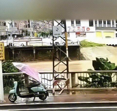 8岁啊！就这么一脚油门冲进河里人没了……
姐妹当时该多绝望啊，踩错那一下心里得咯