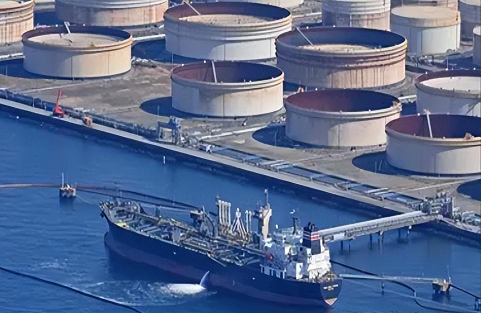 "存亡危机"这四个字在日本可不是什么新鲜词。20世纪40年代，日本就借口"帝国存