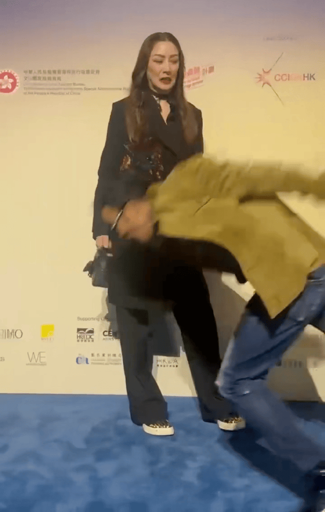 帅翻了！不知道的，还以为70岁任达华是在表演功夫片的段子，原来是幽默名场面！
