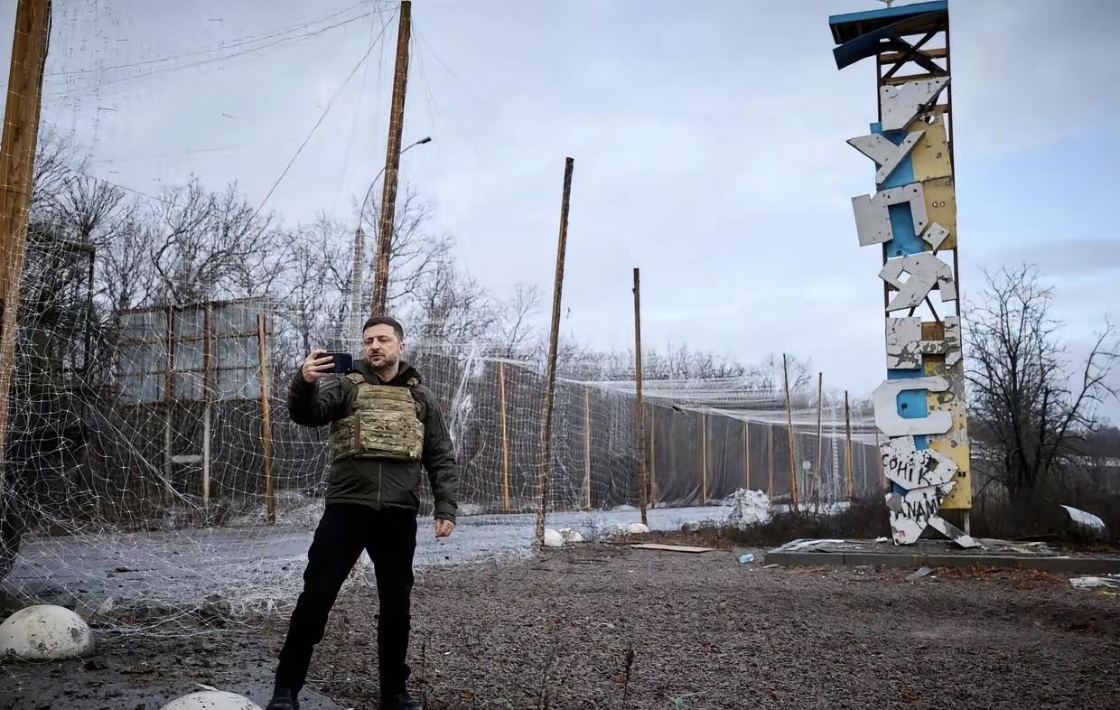 当初认定泽连斯基早就逃跑，现在坚信泽连斯基打卡库皮杨斯克同样是P图，都是同一批人