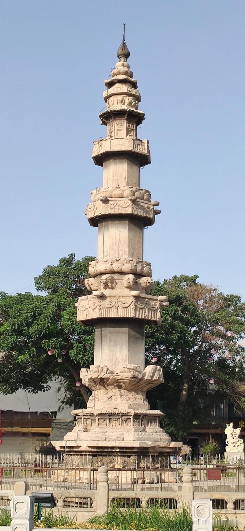 旅游小知识：什么是石经幢。

    我们在游览古建筑的时候，经常会看到一个多边