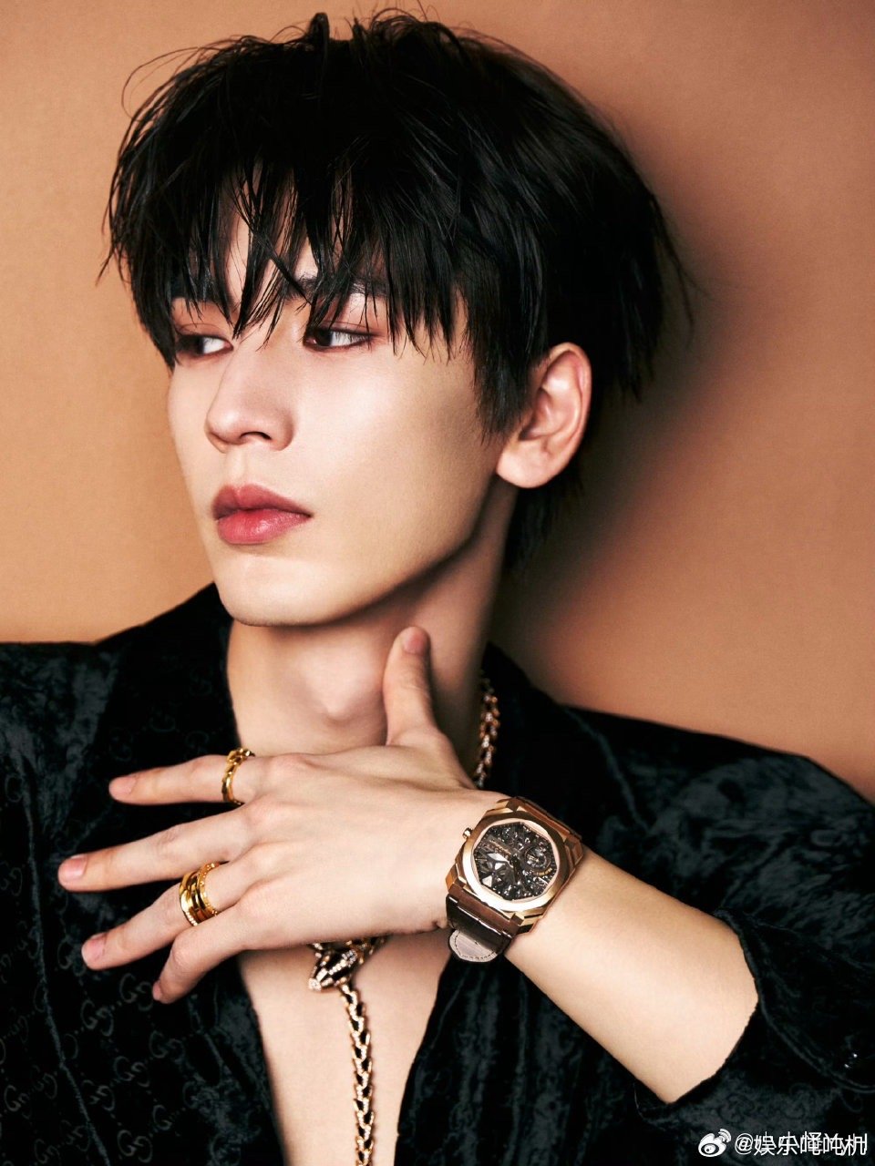 张凌赫转身盯镜头 喜欢这种生动的瞬间，比摆拍更有感染力。他看向镜头时眼睛亮亮的，