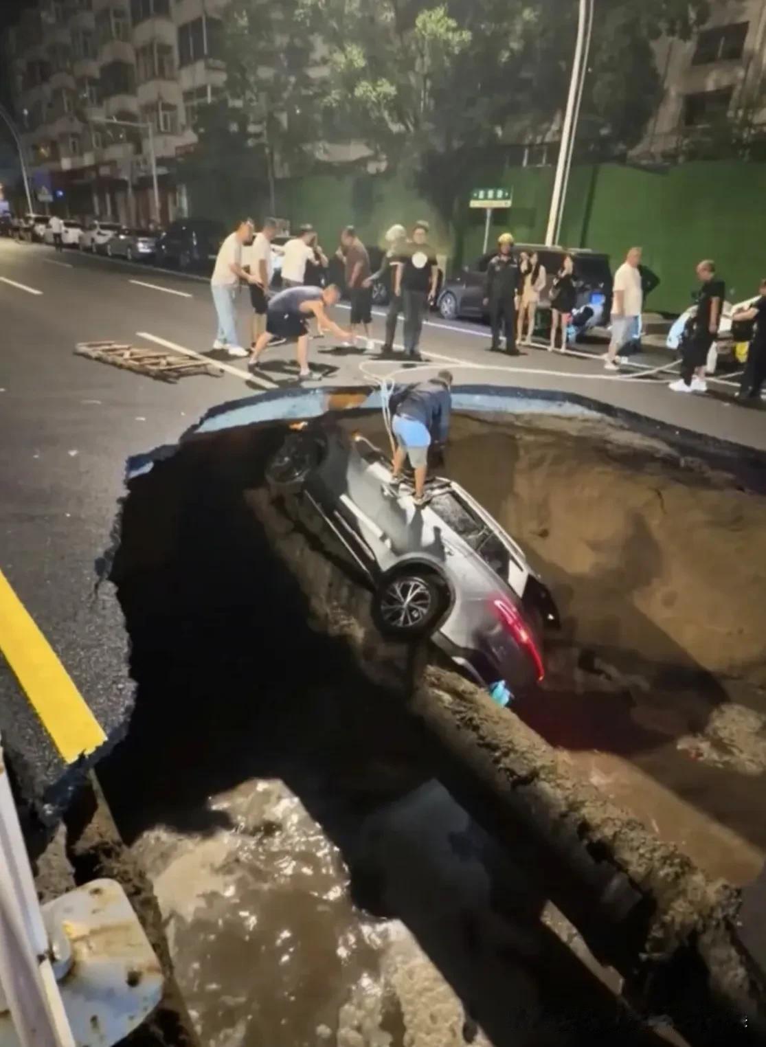 深夜惊魂！张家口马路突然“张嘴”吞下三辆车，市民合力牵绳救援，结果令人痛心……