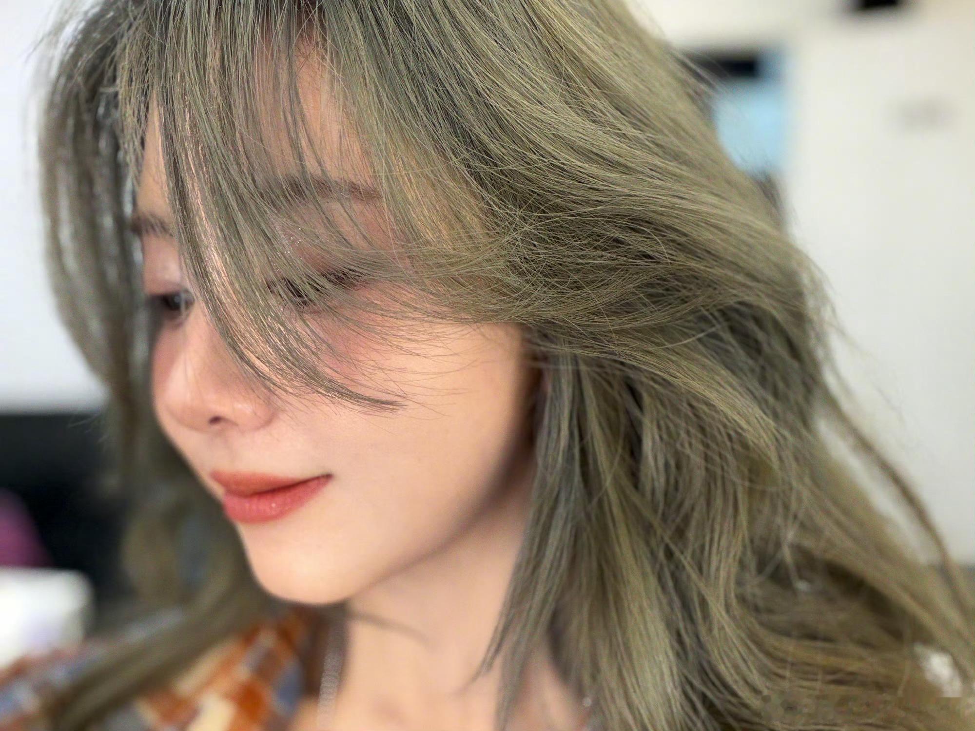 谭松韵染绿发了，太好看了 