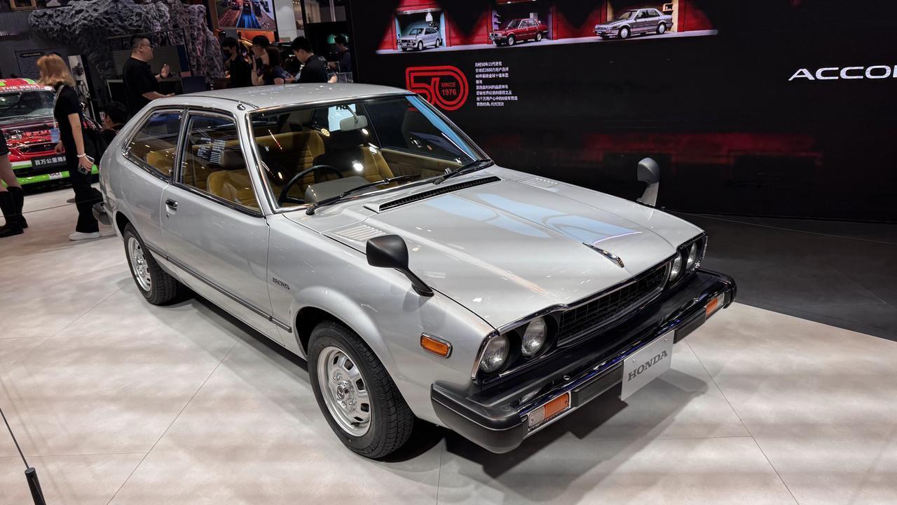 雅阁最早是有掀背的…
后期也有双门三厢的版本
它可以很正经做家庭用车
也可以很Y